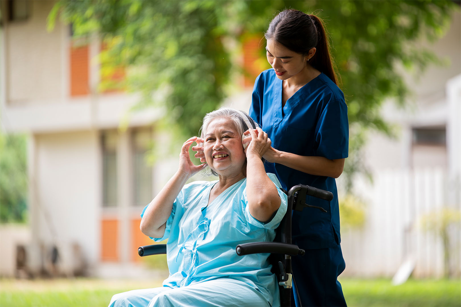 healthcare-or-physical-therapy-nurse-is-helping-el-2025-03-13-12-53-56-utc